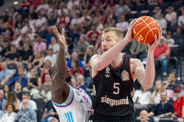 Tylan Birts 5 (Telekom Baskets Bonn) im Zweikampf mit Niels Giffey 5 (FC Bayern Basketball), FC Bayern Basketball vs. Telekom Baskets Bonn, BBL, Halbfinale 1, 30.05.2026 Muenchen Bayern Deutschland