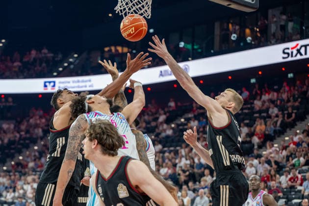 Oscar da Silva 1 (FC Bayern Basketball), Michael Kessens 6 (Telekom Baskets Bonn), Niels Giffey 5 (FC Bayern Basketball) unter dem Korb, um den Ball kaempfend, FC Bayern Basketball vs. Telekom Baskets Bonn, BBL, Halbfinale 1, 30.05.2026 Muenchen Bayern Deutschland