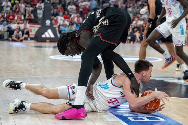 Grayson Murphy 7 (Telekom Baskets Bonn) am Boden kaempft mit Wenyen Gabriel 32 (FC Bayern Basketball) um den Ball, FC Bayern Basketball vs. Telekom Baskets Bonn, BBL, Halbfinale 1, 30.05.2026 Muenchen Bayern Deutschland