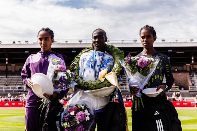 260530 Rebeca Chesir, Kenya,, Sintayehu Lewetegn Etiopien, och Jakob KlasÃ n Hiwot Mehari, Etiopien, under prisutdelningen efter Stockholm Marathon den 30 maj 2026 i Stockholm. Copyright: KENTAxJÖNSSON BB260530KJ033