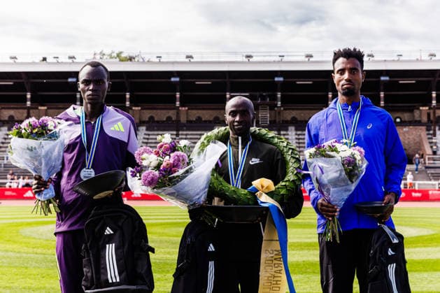 260530 Edwin Kiptoo, Kenya, Luke Kiprop, Kenya, Gezu Anbese Desu, Etiopien, under prisutdelningen efter Stockholm Marathon den 30 maj 2026 i Stockholm. Copyright: KENTAxJÖNSSON BB260530KJ034