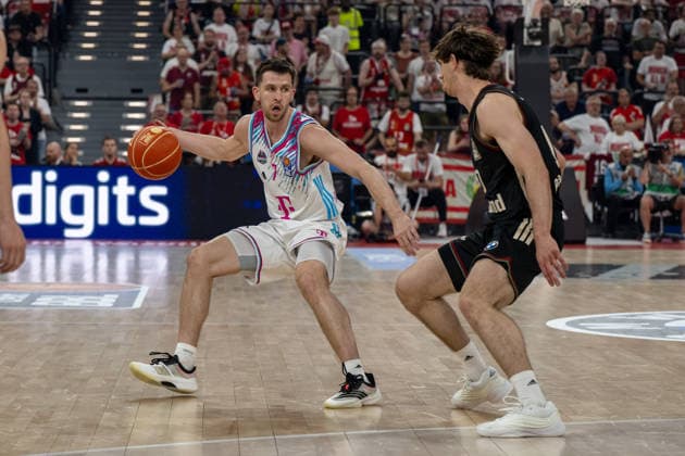 Grayson Murphy 7 (Telekom Baskets Bonn) im Zweikampf mit Neno Dimitrijevic 0 (FC Bayern Basketball), FC Bayern Basketball vs. Telekom Baskets Bonn, BBL, Halbfinale 1, 30.05.2026 Muenchen Bayern Deutschland