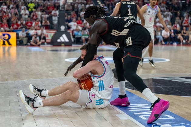 Grayson Murphy 7 (Telekom Baskets Bonn) am Boden kaempft mit Wenyen Gabriel 32 (FC Bayern Basketball) um den Ball, FC Bayern Basketball vs. Telekom Baskets Bonn, BBL, Halbfinale 1, 30.05.2026 Muenchen Bayern Deutschland