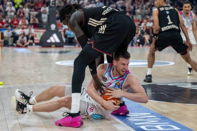 Grayson Murphy 7 (Telekom Baskets Bonn) am Boden kaempft mit Wenyen Gabriel 32 (FC Bayern Basketball) um den Ball, FC Bayern Basketball vs. Telekom Baskets Bonn, BBL, Halbfinale 1, 30.05.2026 Muenchen Bayern Deutschland