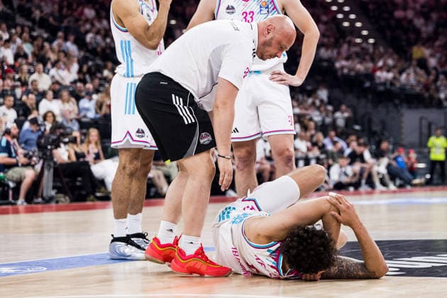 MUNICH, GERMANY - MAY 30: Michael Kessens (Telekom Baskets Bonn, 6) getting medical attention during the easyCredit Basketball Bundesliga Playoffs Semi-final match 1 between FC Bayern Muenchen vs. Telekom Baskets Bonn at SAP Garden on match 1 of easyCredit Basketball Bundesliga Playoffs Semi-final on May 30, 2026 in Munich, Germany. Bavaria Germany Copyright: xSteffiexWunderlx