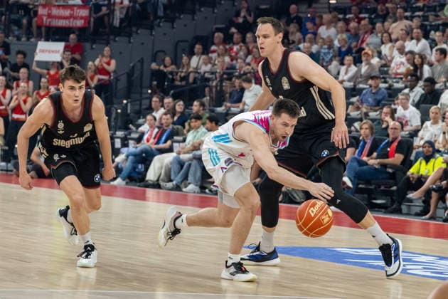 Grayson Murphy 7 (Telekom Baskets Bonn) im Zweikampf mit Johannes Voigtmann 7 (FC Bayern Basketball), FC Bayern Basketball vs. Telekom Baskets Bonn, BBL, Halbfinale 1, 30.05.2026 Muenchen Bayern Deutschland