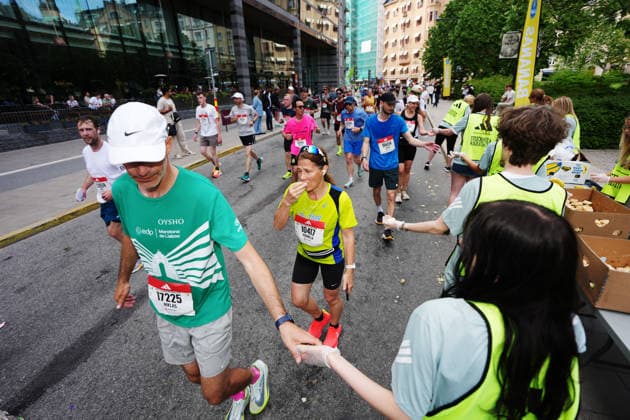 STOCKHOLM, SVERIGE 20260530 Energipafyllning vid Norra Bantorget under Stockholm marathon pa lördagen. STOCKHOLM SVERIGE x10500x