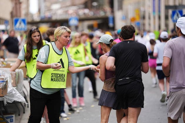 STOCKHOLM, SVERIGE 20260530 Energipafyllning vid Norra Bantorget under Stockholm marathon pa lördagen. STOCKHOLM SVERIGE x10500x