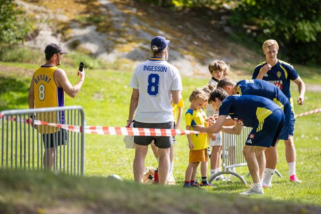 260530 Victor Nilsson Lindelöf of the Swedish national football team signs autographs ahead of a training session on May 30, 2026 in Stockholm. Photo: Caisa Rasmussen BILDBYRAN COP 353 CR0046 fotboll football soccer fotball landskamp träning practice training sverige sweden sverige a FIFA World Cup, WM, Weltmeisterschaft, Fussball vm bbeng Copyright: CAISAxRASMUSSEN BB260530CR047