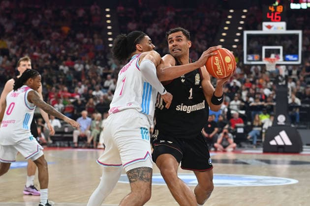 Oscar DA SILVA (FCB), Jonathan BAEHRE (Bonn) Aktion,Zweikampf Basketball BBL,Saison 2025 2026 ,1. Play Off Halbfinale FC Bayern Muenchen - Telekom Baskets Bonn am 30.05.2025, S A P G A R D EN