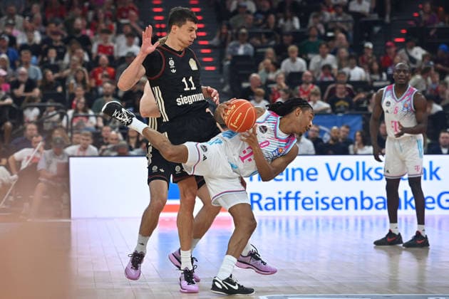 VLADIMIR LUCIC (FCB), Aktion,Zweikampf gegen Jalen FINCH (Bonn) Basketball BBL,Saison 2025 2026 ,1. Play Off Halbfinale FC Bayern Muenchen - Telekom Baskets Bonn am 30.05.2025, S A P G A R D EN