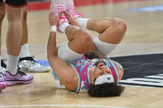 Michael KESSENS (Bonn) mit Schmerzen am Boden. Basketball BBL,Saison 2025 2026 ,1. Play Off Halbfinale FC Bayern Muenchen - Telekom Baskets Bonn am 30.05.2025, S A P G A R D EN
