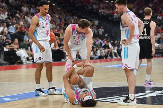 Michael KESSENS (Bonn) mit Schmerzen am Boden. Basketball BBL,Saison 2025 2026 ,1. Play Off Halbfinale FC Bayern Muenchen - Telekom Baskets Bonn am 30.05.2025, S A P G A R D EN