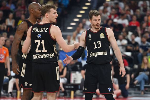v.li.Isiaha MIKE (FCB), Justus HOLLATZ (FCB), Andreas OBST (FCB).. Basketball BBL,Saison 2025 2026 ,1. Play Off Halbfinale FC Bayern Muenchen - Telekom Baskets Bonn am 30.05.2025, S A P G A R D EN