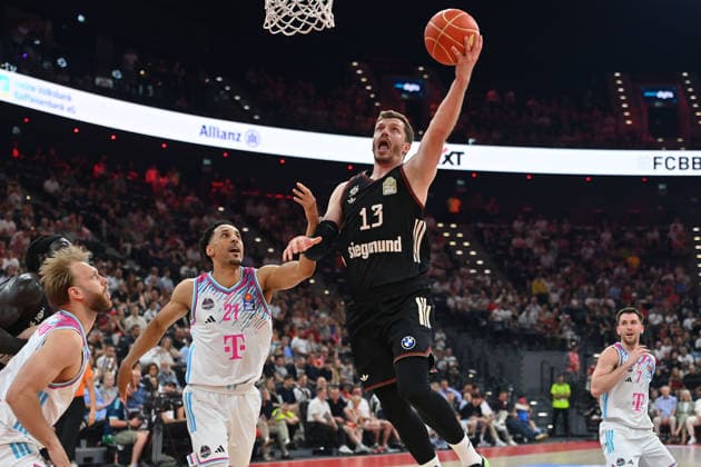 v.re:Andreas OBST (FCB) Joel AMINU (Bonn), Melvin JOSTMANN (Bonn), Aktion,Zweikampf. Basketball BBL,Saison 2025 2026 ,1. Play Off Halbfinale FC Bayern Muenchen - Telekom Baskets Bonn am 30.05.2025, S A P G A R D EN