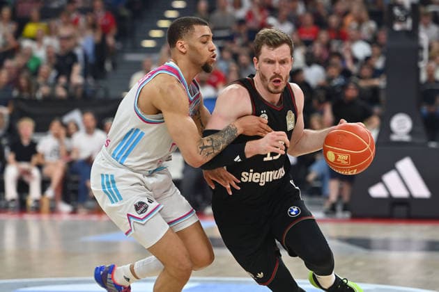 v.re:Andreas OBST (FCB) Alijah COMITHIER (Bonn). Aktion,Zweikampf. Basketball BBL,Saison 2025 2026 ,1. Play Off Halbfinale FC Bayern Muenchen - Telekom Baskets Bonn am 30.05.2025, S A P G A R D EN
