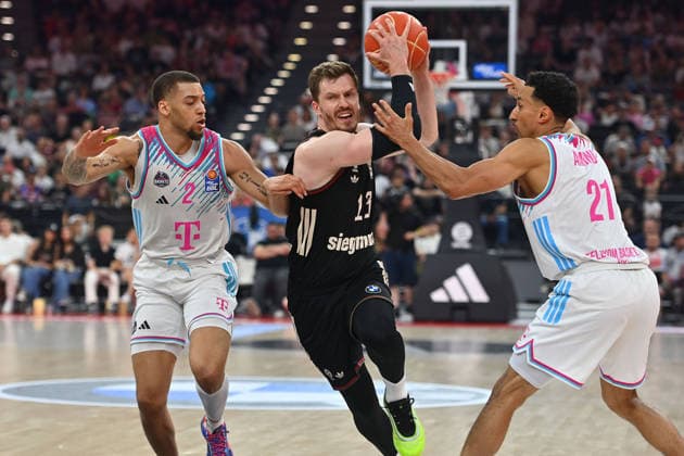 Andreas OBST (FCB) Alijah COMITHIER (Bonn,li) und re:Joel AMINU (Bonn). Aktion,Zweikampf. Basketball BBL,Saison 2025 2026 ,1. Play Off Halbfinale FC Bayern Muenchen - Telekom Baskets Bonn am 30.05.2025, S A P G A R D EN