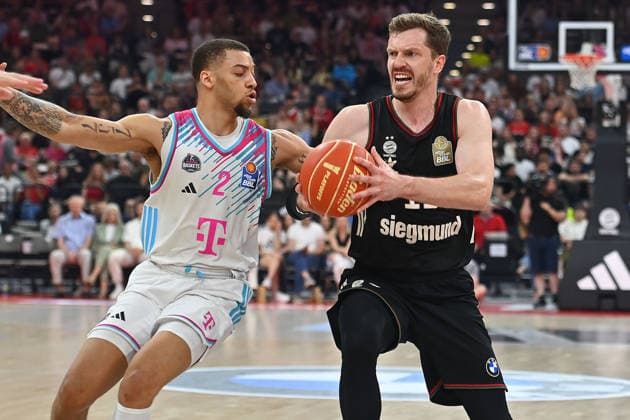 Andreas OBST (FCB) Alijah COMITHIER (Bonn,li), Aktion,Zweikampf. Basketball BBL,Saison 2025 2026 ,1. Play Off Halbfinale FC Bayern Muenchen - Telekom Baskets Bonn am 30.05.2025, S A P G A R D EN