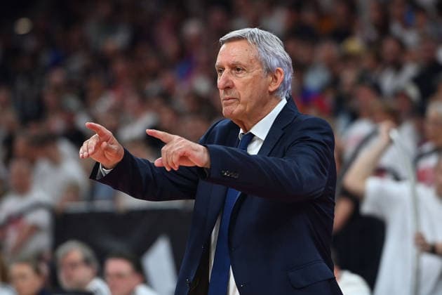 Trainer Svetislav PESIC (FCB), Gestik,gibt Anweisungen, Einzelbild,angeschnittenes Einzelmotiv,Halbfigur,halbe Figur. Basketball BBL,Saison 2025 2026 ,1. Play Off Halbfinale FC Bayern Muenchen - Telekom Baskets Bonn am 30.05.2025, S A P G A R D EN