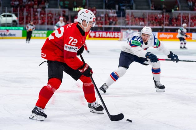 ZURICH, SWITZERLAND - MAY 30: Dominik Egli (Switzerland, 72) in the battle for the puck with Martin Ronnild (Norway, 22) during the Half Finals - Match 61 between Switzerland and Norway at the IIHF Ice hockey, Eishockey World Championship, WM, Weltmeisterschaft 2026, Swiss Life Arena on May 30, 2026 in Zurich, Switzerland. Zurich Switzerland Copyright: xTimoxSteinx