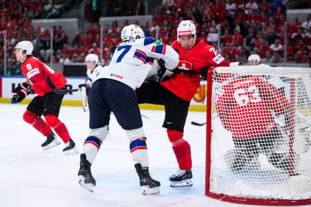 260530 Eirik Salsten of Norway and Dominik Egli of Switzerland during the 2026 IIHF Ice hockey, Eishockey World Championship, WM, Weltmeisterschaft semifinal match between Switzerland and Norway on May 30, 2026 in Zürich. Photo: Jesper Zerman BILDBYRAN kod JZ JZ0737 ishockey ice hockey ishockey-vm 2026 vm 2026 iihf world championship semifinal semifinals switzerland schweiz norge norway bbeng norge norway Copyright: JESPERxZERMAN BB260530JZ017
