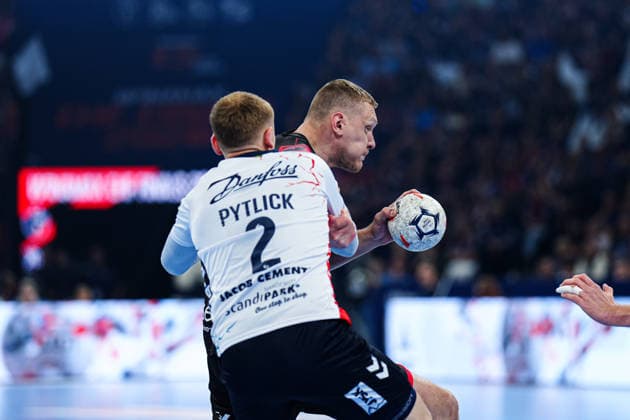 Simon Pytlick (SG Flensburg-Handewitt, 02), Dainis Kristopans (MT Melsungen, 10) GER, MT Melsungen vs. SG Flensburg-Handewitt, Handball, EHF European League, Halbfinale, Saison 2025 2026, 30.05.2026 GER, MT Melsungen vs. SG Flensburg-Handewitt, Handball, EHF European League, Halbfinale, Saison 2025 2026, 30.05.2026 Hamburg Copyright: xEibner-Pressefoto MarcelxvonxFehrnx EP_MFN