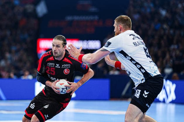 Olle Forsell Schefvert (MT Melsungen, 25), Blaz Blagotinsek (SG Flensburg-Handewitt, 43) GER, MT Melsungen vs. SG Flensburg-Handewitt, Handball, EHF European League, Halbfinale, Saison 2025 2026, 30.05.2026 GER, MT Melsungen vs. SG Flensburg-Handewitt, Handball, EHF European League, Halbfinale, Saison 2025 2026, 30.05.2026 Hamburg Copyright: xEibner-Pressefoto MarcelxvonxFehrnx EP_MFN