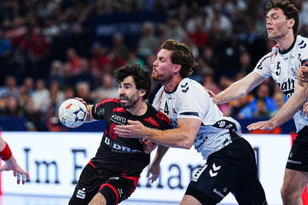 Erik Balenciaga (MT Melsungen, 06), Johannes Golla (SG Flensburg-Handewitt, 04) GER, MT Melsungen vs. SG Flensburg-Handewitt, Handball, EHF European League, Halbfinale, Saison 2025 2026, 30.05.2026 GER, MT Melsungen vs. SG Flensburg-Handewitt, Handball, EHF European League, Halbfinale, Saison 2025 2026, 30.05.2026 Hamburg Copyright: xEibner-Pressefoto MarcelxvonxFehrnx EP_MFN
