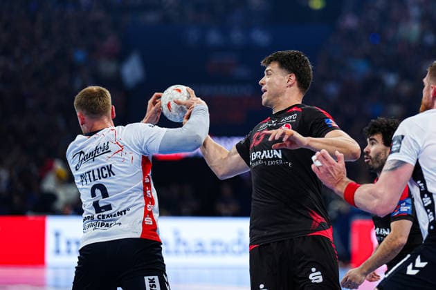 Simon Pytlick (SG Flensburg-Handewitt, 02), Aaron Mensing (MT Melsungen, 33) GER, MT Melsungen vs. SG Flensburg-Handewitt, Handball, EHF European League, Halbfinale, Saison 2025 2026, 30.05.2026 GER, MT Melsungen vs. SG Flensburg-Handewitt, Handball, EHF European League, Halbfinale, Saison 2025 2026, 30.05.2026 Hamburg Copyright: xEibner-Pressefoto MarcelxvonxFehrnx EP_MFN