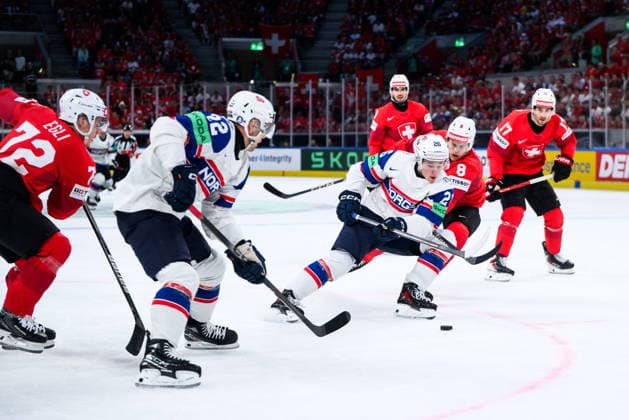 260530 Patrick Elvsveen of Norway and Simon Knak of Switzerland during the 2026 IIHF Ice hockey, Eishockey World Championship, WM, Weltmeisterschaft semifinal match between Switzerland and Norway on May 30, 2026 in Zürich. Photo: Jesper Zerman BILDBYRAN kod JZ JZ0737 ishockey ice hockey ishockey-vm 2026 vm 2026 iihf world championship semifinal semifinals switzerland schweiz norge norway bbeng norge norway Copyright: JESPERxZERMAN BB260530JZ023