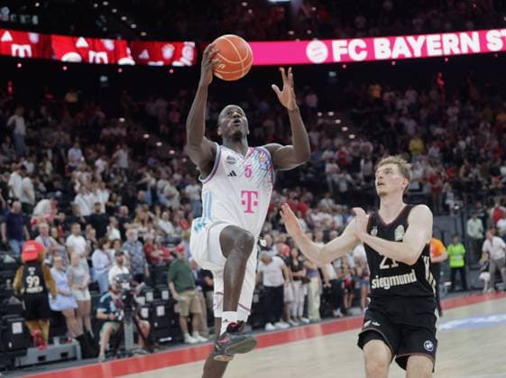 Bonns 5 BIRTS vs Bayerns 21 Justus HOLLATZ. Basketball, Bayern - Bonn. Bundesliga, FC Bayern Basketball - Telekom Baskets Bonn, Playoff Halbfinale, 1.Spiel, Saison 2025-2026, 30.05.2026, in Muenchen, S A P G A R D E N, Deutschland. Quelle Copyright Credit : Oryk HAIST