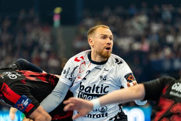 Simon Pytlick ( 2; SG Flensburg-Handewitt) kämpft sich durch die Abwehr der MT Melsungen. Der Rückraumspieler zeigt konzentrierte Körpersprache im Spielgeschehen. MT Melsungen vs SG Flensburg-Handewitt – EHF Finals Hamburg 2026 Copyright: xPhilippHeistx