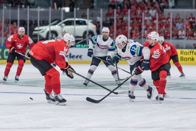 30 05 2026, Zurich, Swiss Life Arena, Ice hockey, Eishockey World Championships Semifinal: Switzerland - Norway, 12 Noah Steen (Norway), 85 Sven Andrighetto (Switzerland) Zurich Swiss Life Arena Zurich Switzerland Copyright: xJustPictures.ch StefanxEmchx jp-de-StEm-DSC0028120260530