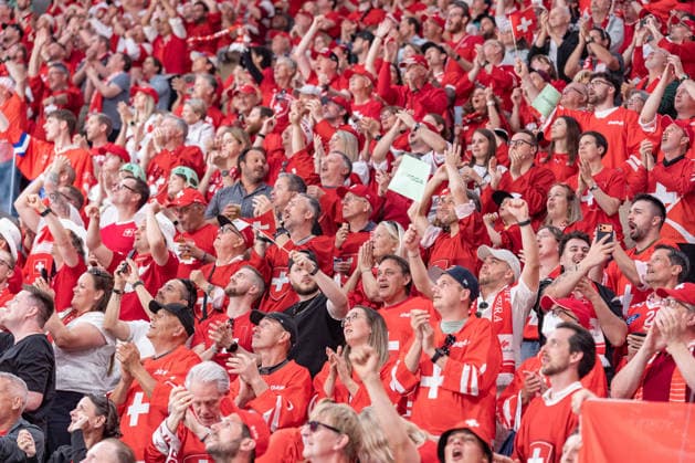 30 05 2026, Zurich, Swiss Life Arena, Ice hockey, Eishockey World Championships Semifinal: Switzerland - Norway, Schweizer Fans feiern das 1:0 für die Schweiz Zurich Swiss Life Arena Zurich Switzerland Copyright: xJustPictures.ch StefanxEmchx jp-de-StEm-DSC0033020260530