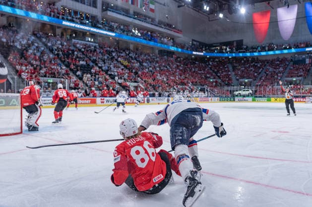 30 05 2026, Zurich, Swiss Life Arena, Ice hockey, Eishockey World Championships Semifinal: Switzerland - Norway, 86 Janis Moser (Switzerland), 27 Andreas Martinsen (Norway) Zurich Swiss Life Arena Zurich Switzerland Copyright: xJustPictures.ch StefanxEmchx jp-de-StEm-DSC0391420260530