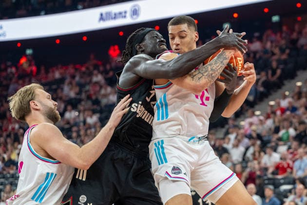 Wenyen Gabriel 32 (FC Bayern Basketball) im Zweikampf mit Alijah Comithier 2 (Telekom Baskets Bonn), FC Bayern Basketball vs. Telekom Baskets Bonn, BBL, Halbfinale 1, 30.05.2026 Muenchen Bayern Deutschland