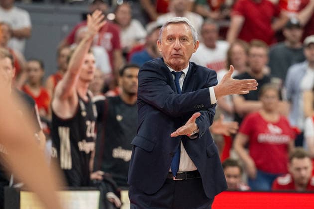 Chefcoach Svetislav Persic (FC Bayern Basketball) ueberkreutzte Arme, glaubt die Entscheidung der Schiedsrichter nicht, FC Bayern Basketball vs. Telekom Baskets Bonn, BBL, Halbfinale 1, 30.05.2026 Muenchen Bayern Deutschland