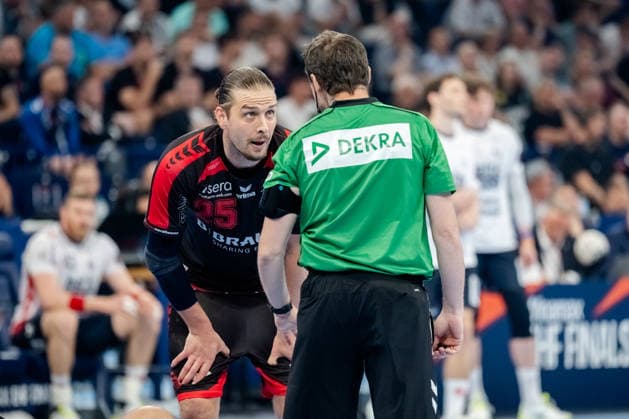 Hamburg 30.05.2026, Handball, Herren, EHF European League Men 2025 26, Halbfinale, MT Melsungen - SG Flensburg-Handewitt Olle Forsell (MT Melsungen, 25) im Gespräch mit dem Schiedsrichter