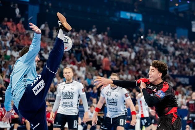 Hamburg 30.05.2026, Handball, Herren, EHF European League Men 2025 26, Halbfinale, MT Melsungen - SG Flensburg-Handewitt Marti Soler (MT Melsungen, 23) scheitert beim Torwurf an Benjamin Buric (SG Flensburg-Handewitt, 1)