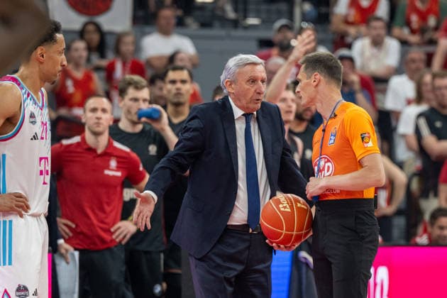 Chefcoach Svetislav Persic (FC Bayern Basketball) in Diskussion mit dem Schiedsrichter, FC Bayern Basketball vs. Telekom Baskets Bonn, BBL, Halbfinale 1, 30.05.2026 Muenchen Bayern Deutschland