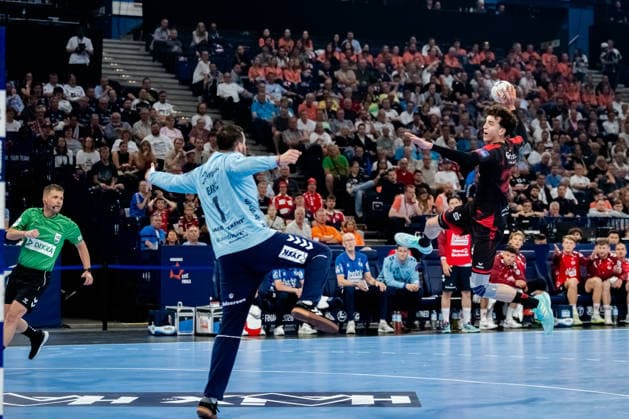 Hamburg 30.05.2026, Handball, Herren, EHF European League Men 2025 26, Halbfinale, MT Melsungen - SG Flensburg-Handewitt Marti Soler (MT Melsungen, 23) beim Torwurf gegen Benjamin Buric (SG Flensburg-Handewitt, 1)