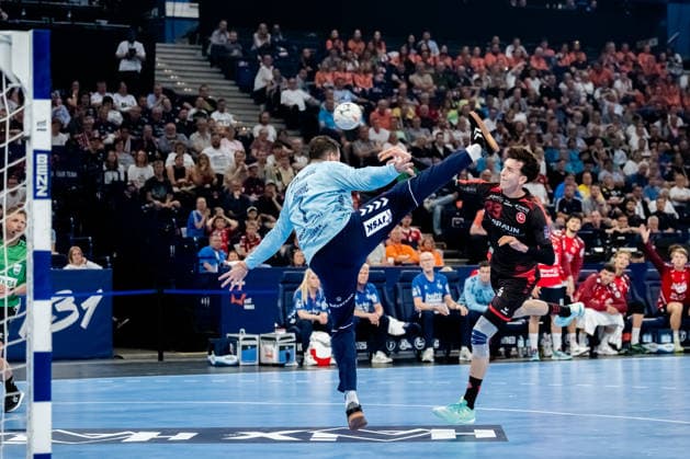 Hamburg 30.05.2026, Handball, Herren, EHF European League Men 2025 26, Halbfinale, MT Melsungen - SG Flensburg-Handewitt Marti Soler (MT Melsungen, 23) beim Torwurf gegen Benjamin Buric (SG Flensburg-Handewitt, 1)