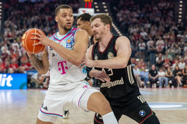 Alijah Comithier 2 (Telekom Baskets Bonn) im Zweikampf mit Andreas Obst 13 (FC Bayern Basketball), FC Bayern Basketball vs. Telekom Baskets Bonn, BBL, Halbfinale 1, 30.05.2026 Muenchen Bayern Deutschland