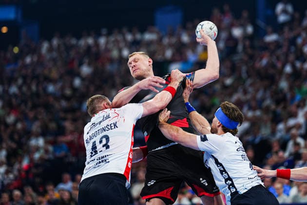 Blaz Blagotinsek (SG Flensburg-Handewitt, 43), Dainis Kristopans (MT Melsungen, 10), Johannes Golla (SG Flensburg-Handewitt, 04) GER, MT Melsungen vs. SG Flensburg-Handewitt, Handball, EHF European League, Halbfinale, Saison 2025 2026, 30.05.2026 GER, MT Melsungen vs. SG Flensburg-Handewitt, Handball, EHF European League, Halbfinale, Saison 2025 2026, 30.05.2026 Hamburg Copyright: xEibner-Pressefoto MarcelxvonxFehrnx EP_MFN