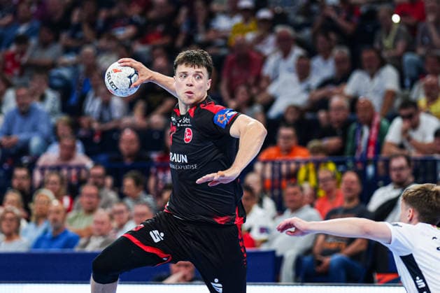 Wurf Tor Aaron Mensing (MT Melsungen, 33) GER, MT Melsungen vs. SG Flensburg-Handewitt, Handball, EHF European League, Halbfinale, Saison 2025 2026, 30.05.2026 GER, MT Melsungen vs. SG Flensburg-Handewitt, Handball, EHF European League, Halbfinale, Saison 2025 2026, 30.05.2026 Hamburg Copyright: xEibner-Pressefoto MarcelxvonxFehrnx EP_MFN