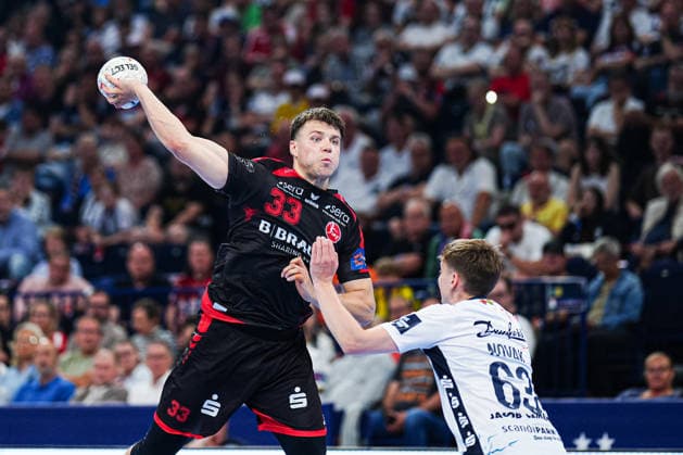 Wurf Tor Aaron Mensing (MT Melsungen, 33) GER, MT Melsungen vs. SG Flensburg-Handewitt, Handball, EHF European League, Halbfinale, Saison 2025 2026, 30.05.2026 GER, MT Melsungen vs. SG Flensburg-Handewitt, Handball, EHF European League, Halbfinale, Saison 2025 2026, 30.05.2026 Hamburg Copyright: xEibner-Pressefoto MarcelxvonxFehrnx EP_MFN