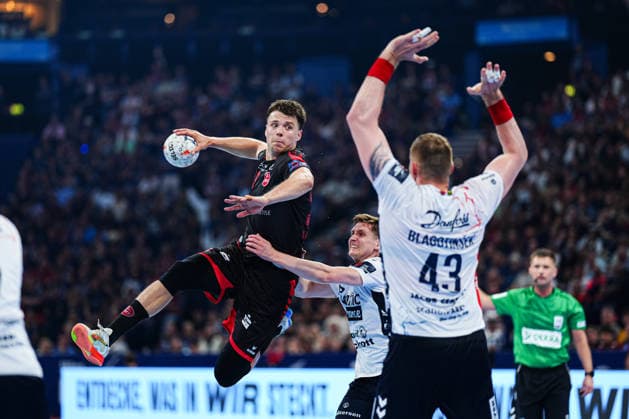 Wurf Tor Aaron Mensing (MT Melsungen, 33) GER, MT Melsungen vs. SG Flensburg-Handewitt, Handball, EHF European League, Halbfinale, Saison 2025 2026, 30.05.2026 GER, MT Melsungen vs. SG Flensburg-Handewitt, Handball, EHF European League, Halbfinale, Saison 2025 2026, 30.05.2026 Hamburg Copyright: xEibner-Pressefoto MarcelxvonxFehrnx EP_MFN