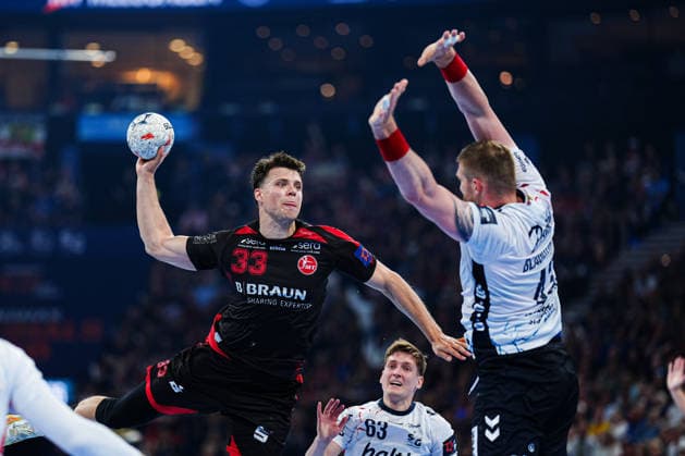 Wurf Tor Aaron Mensing (MT Melsungen, 33) GER, MT Melsungen vs. SG Flensburg-Handewitt, Handball, EHF European League, Halbfinale, Saison 2025 2026, 30.05.2026 GER, MT Melsungen vs. SG Flensburg-Handewitt, Handball, EHF European League, Halbfinale, Saison 2025 2026, 30.05.2026 Hamburg Copyright: xEibner-Pressefoto MarcelxvonxFehrnx EP_MFN