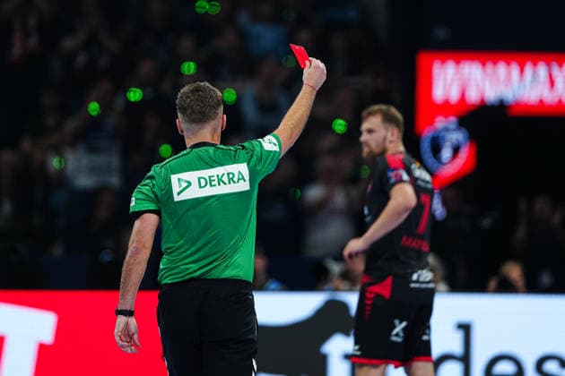 Rote Karte Platzverweis David Mandic (MT Melsungen, 07) GER, MT Melsungen vs. SG Flensburg-Handewitt, Handball, EHF European League, Halbfinale, Saison 2025 2026, 30.05.2026 GER, MT Melsungen vs. SG Flensburg-Handewitt, Handball, EHF European League, Halbfinale, Saison 2025 2026, 30.05.2026 Hamburg Copyright: xEibner-Pressefoto MarcelxvonxFehrnx EP_MFN