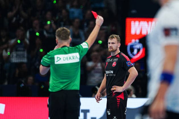 Rote Karte Platzverweis David Mandic (MT Melsungen, 07) GER, MT Melsungen vs. SG Flensburg-Handewitt, Handball, EHF European League, Halbfinale, Saison 2025 2026, 30.05.2026 GER, MT Melsungen vs. SG Flensburg-Handewitt, Handball, EHF European League, Halbfinale, Saison 2025 2026, 30.05.2026 Hamburg Copyright: xEibner-Pressefoto MarcelxvonxFehrnx EP_MFN